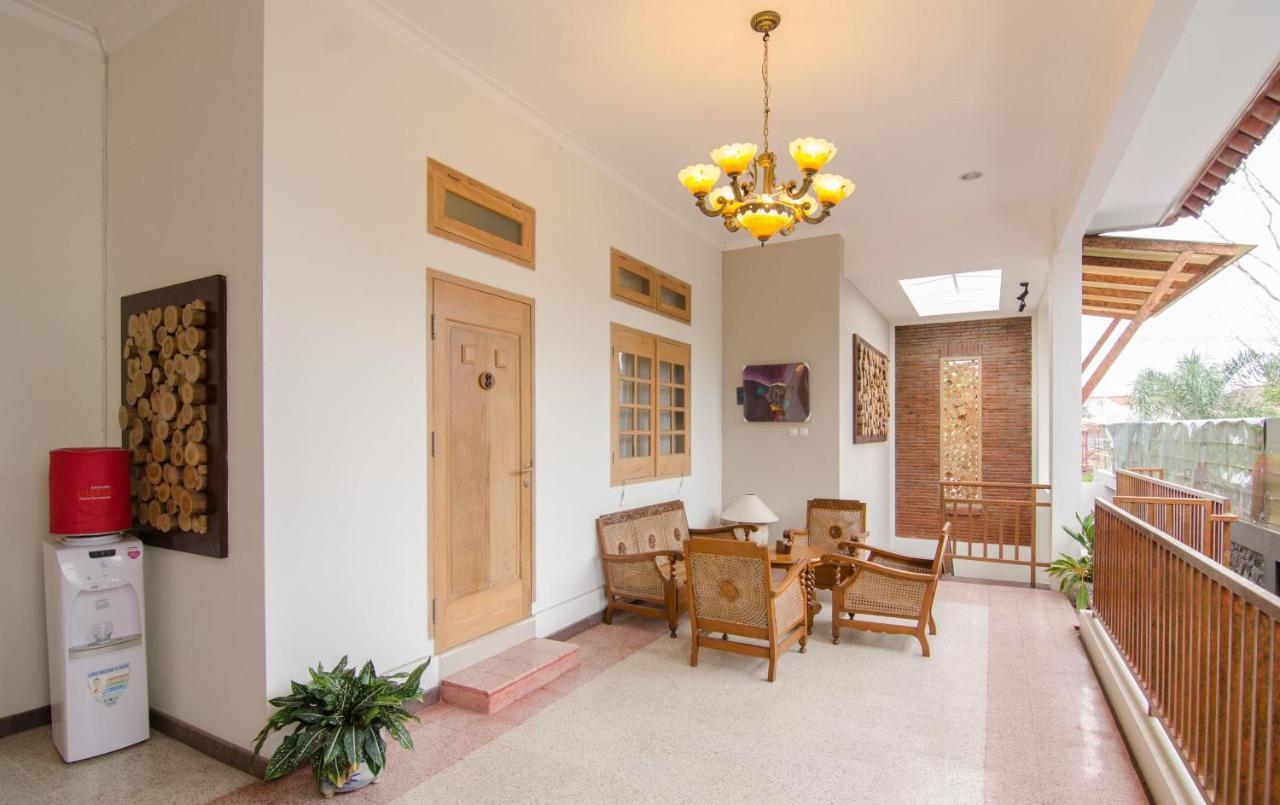 Helena Guest House Malang Dış mekan fotoğraf