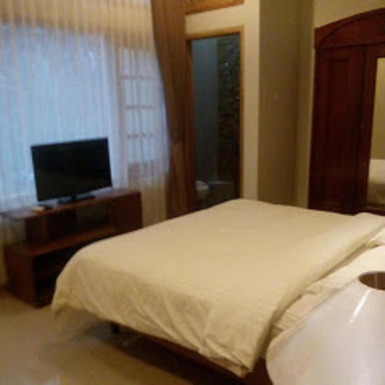 Helena Guest House Malang Dış mekan fotoğraf